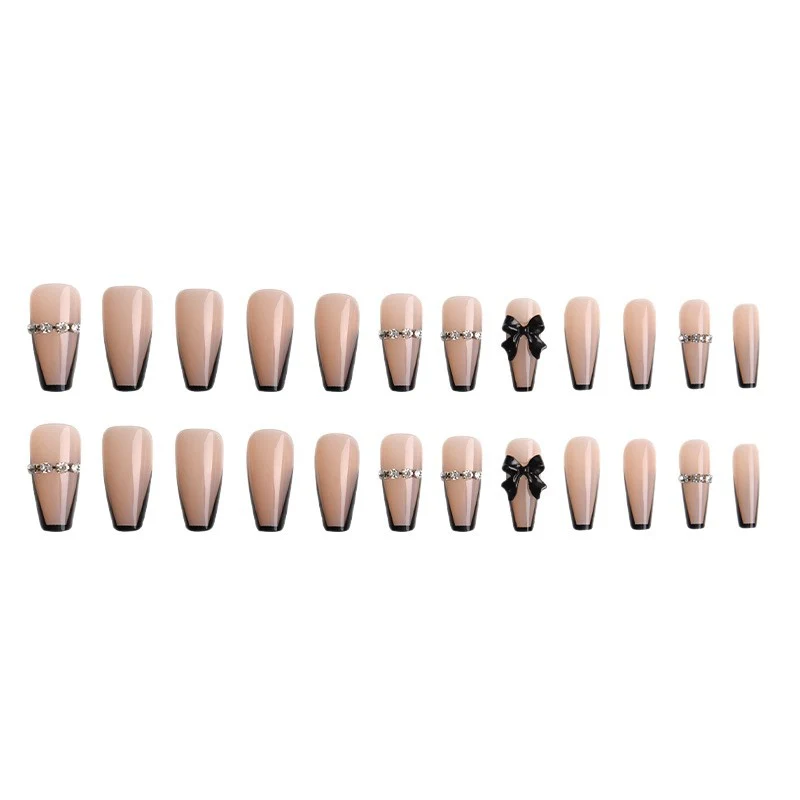 Stylisches Press-On-Nagelset mit dekorativen Akzenten