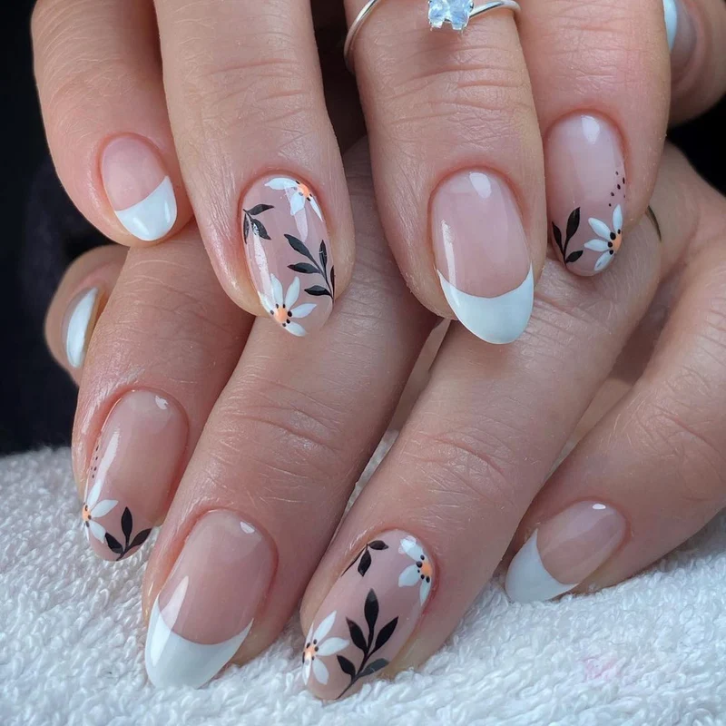 Stylische florale Nagelkunst