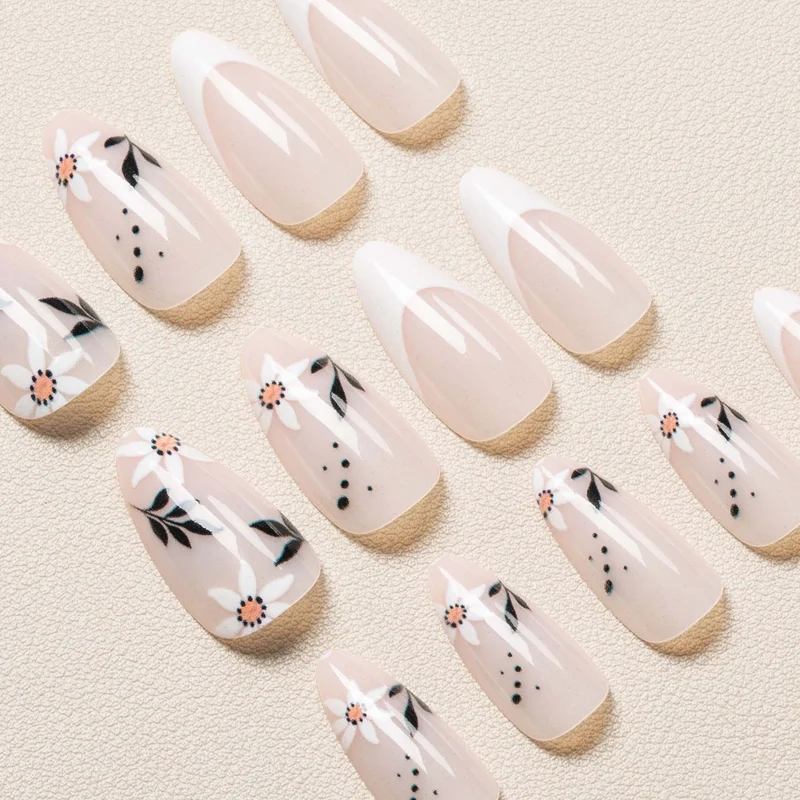 Stylische florale Nagelkunst