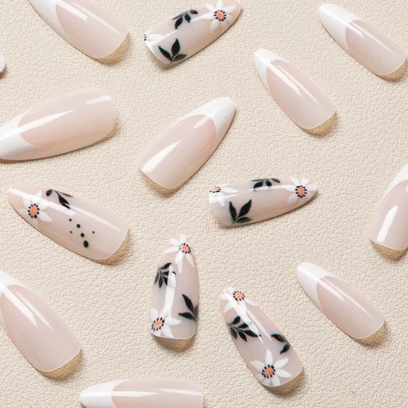 Stylische florale Nagelkunst