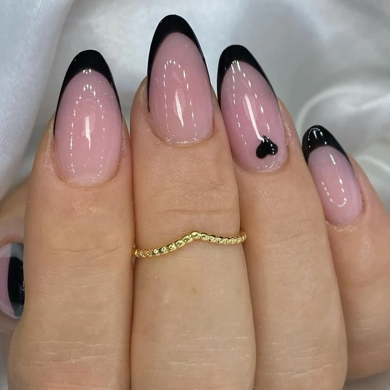 Elegante Stiletto Press-On Nagelspitzen mit Herz-Akzenten