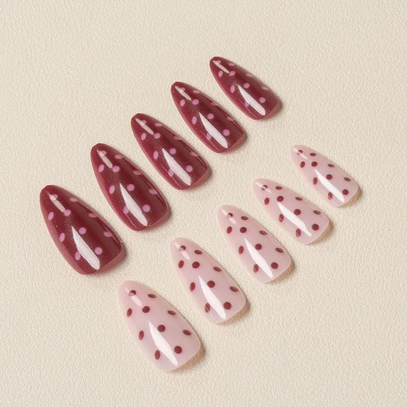 Elegante Stiletto Press-On Nagelkunst