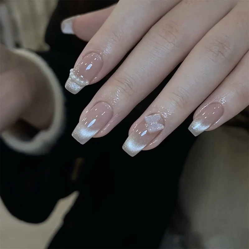Elegante Press-On Nagelkunst mit dekorativem Design
