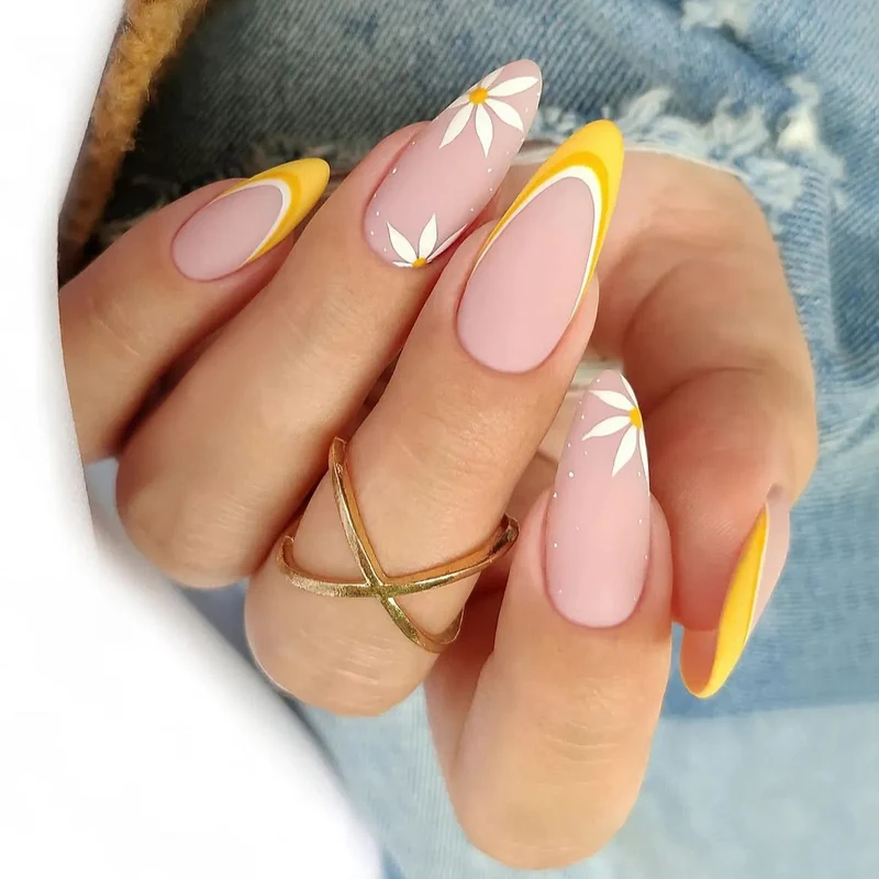 Elegante florale Nagelkunst