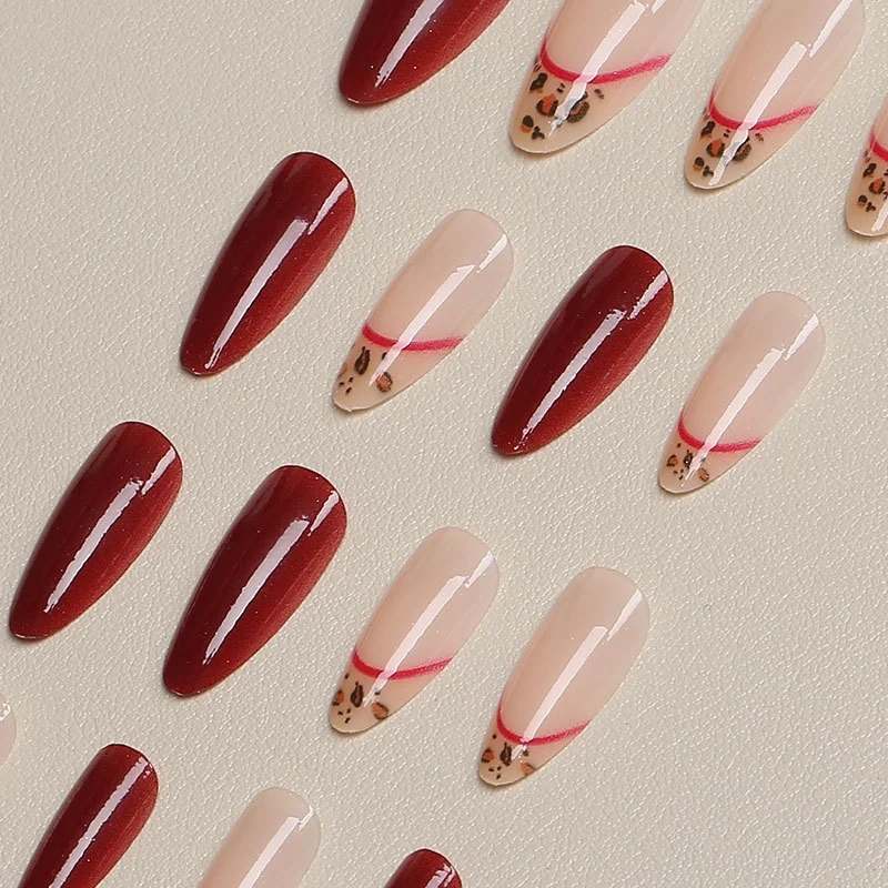 Elegantes dekoratives Press-On-Nagelset mit Tierdruckakzent