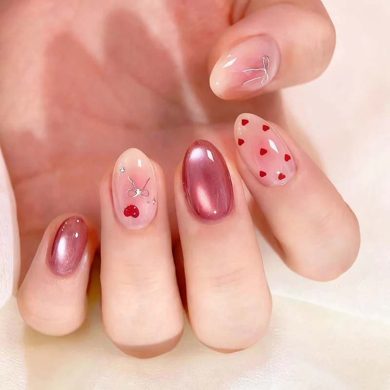 Dekorativer Herz-Themen Press-On Nagelset
