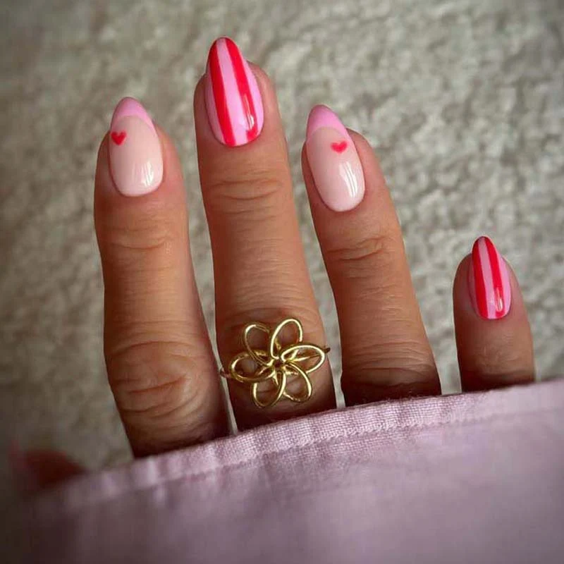 Kreative gestreifte Nagelkunst