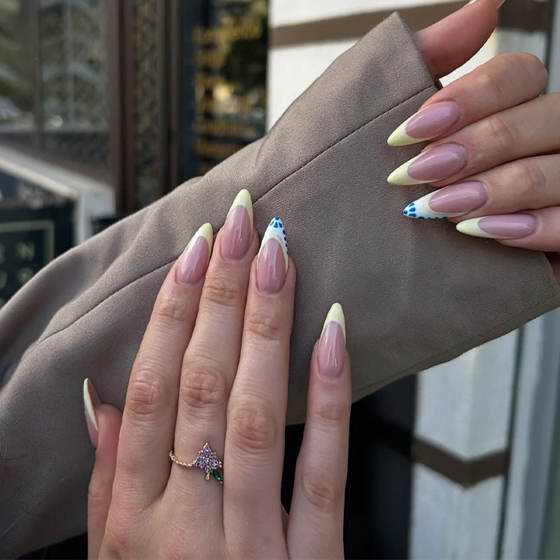 Künstlerisches Stiletto-Nageldesign mit Farbverlauf-Spitzen
