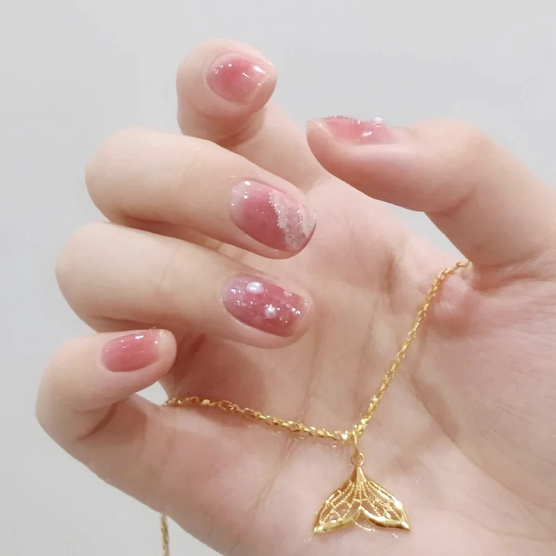 Künstlerische Press-On Nageldesigns