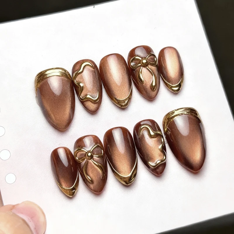 Dekorativer Metallic-Akzent Press-On-Nagelset