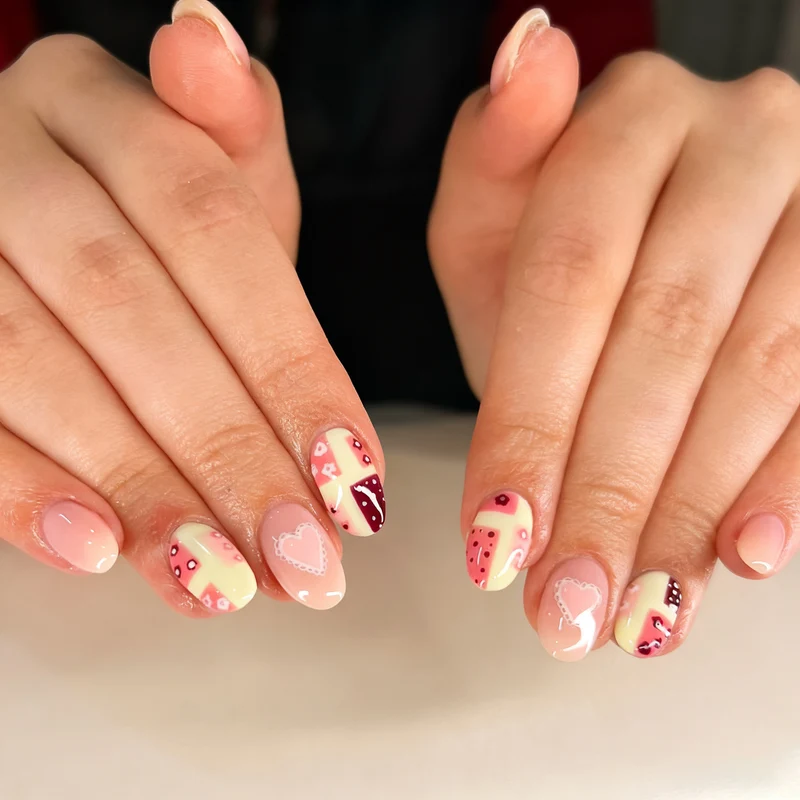 Dekorative Herzen & Muster Press-On Nagelkunst Set