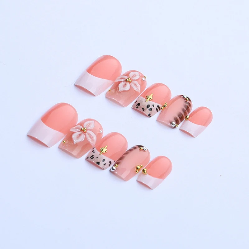 Dekorativer, floral-inspirierter Press-On-Nagelkunst-Set