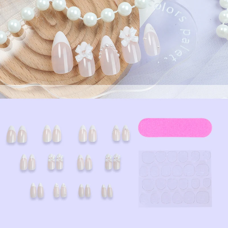 Dekoratives mit Blumen verziertes Press-On-Nagelset