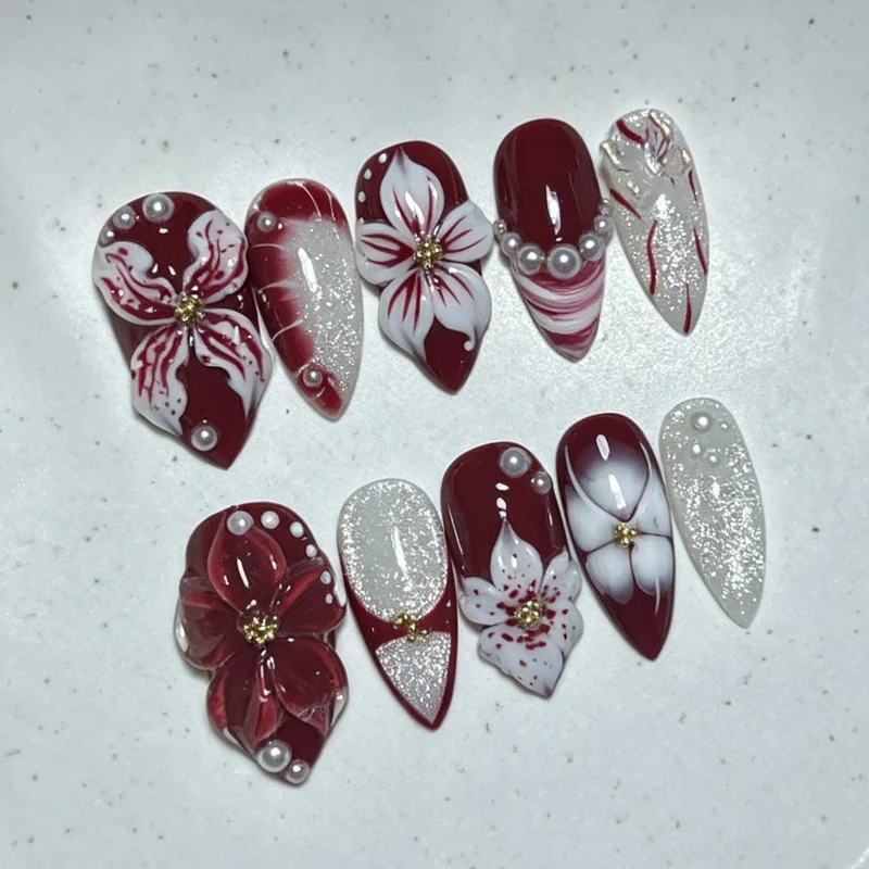 Dekorativer Press-On-Nagelset mit floralen und Edelsteinakzenten