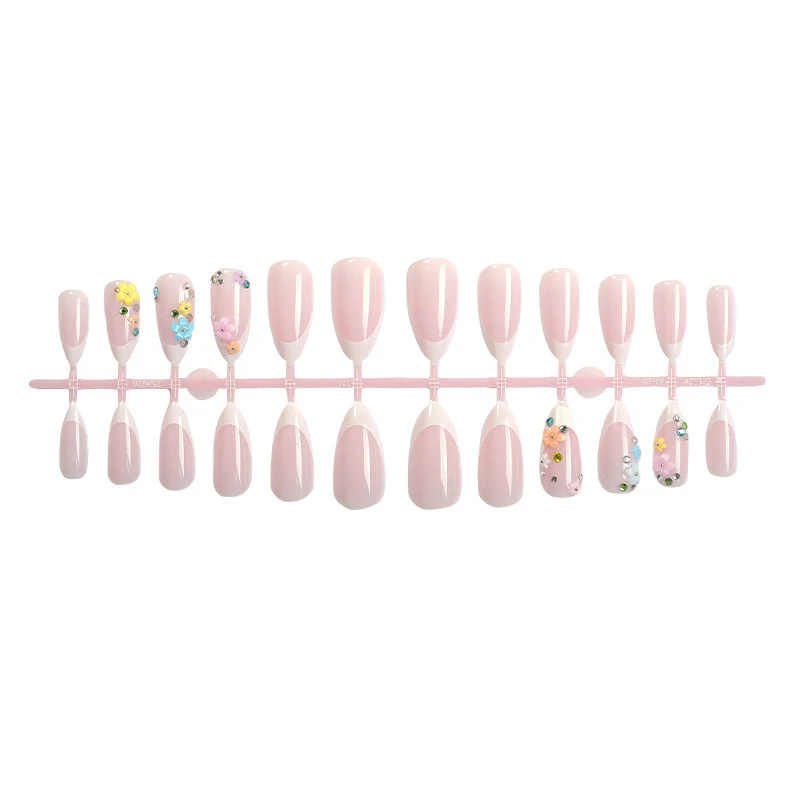 Dekorativer Press-On Nagelset mit floralen Akzenten