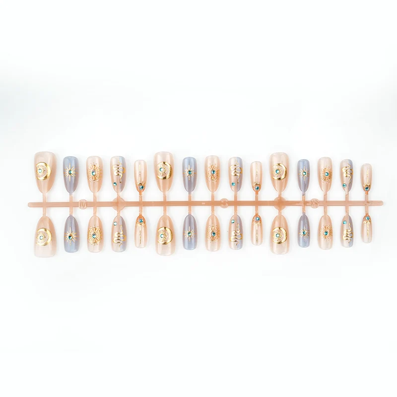 Dekorativen Press-On Nagelset mit himmlischen Designs