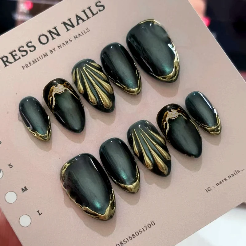 Dekoratives Press-On-Nagelkunst-Set mit luxuriösen metallischen Akzenten