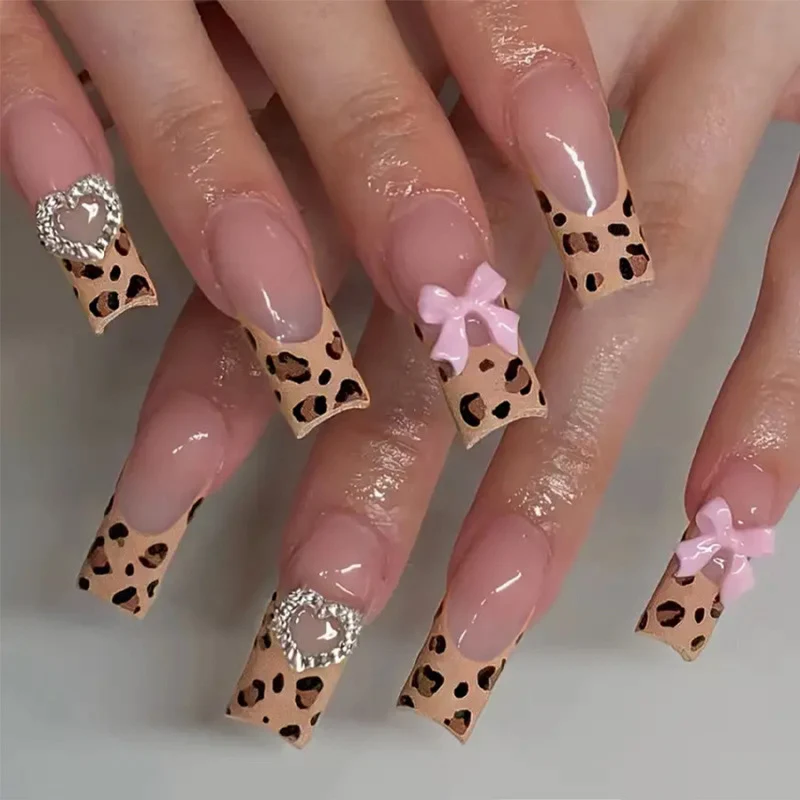 Dekoratives Press-On Nagelkunst Set mit Leopardenmuster und Schleifenakzenten