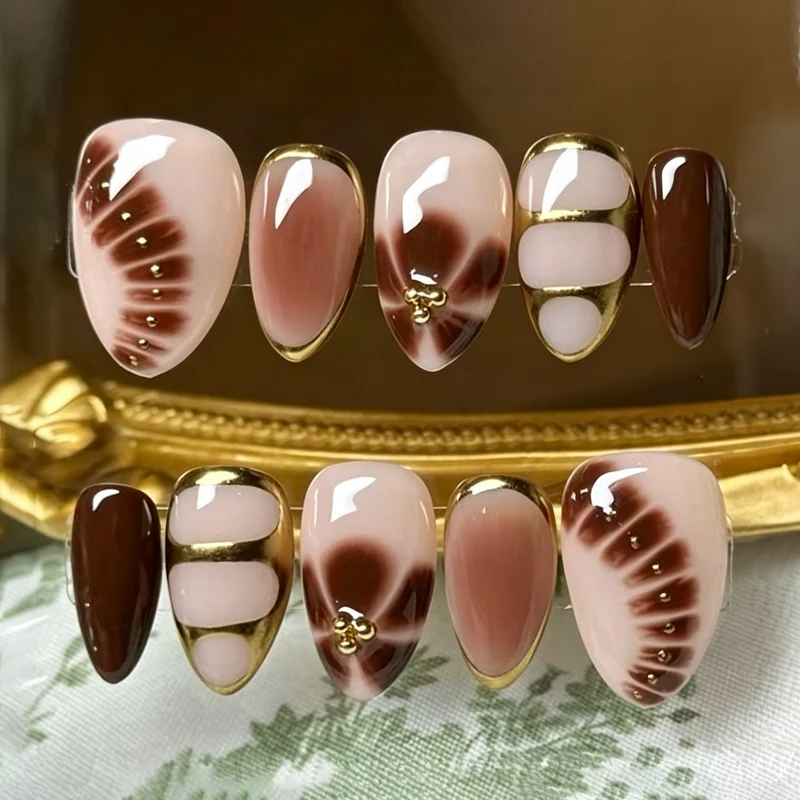 Dekoratives Press-On Nagelkunstset mit Goldfolie-Akzenten