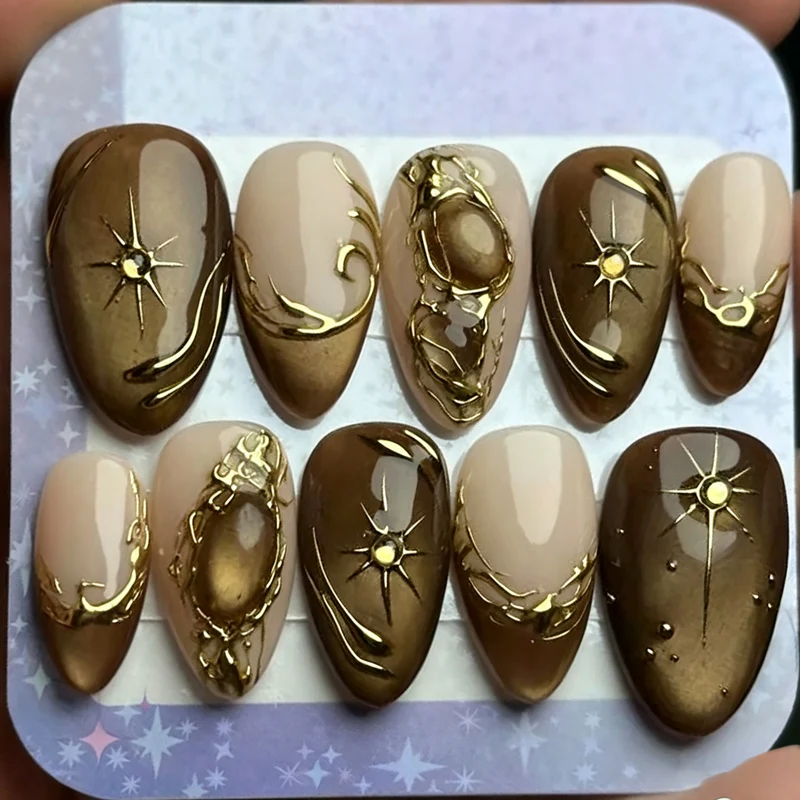 Dekoratives Press-On Nagelkunst-Set mit goldenen Akzenten