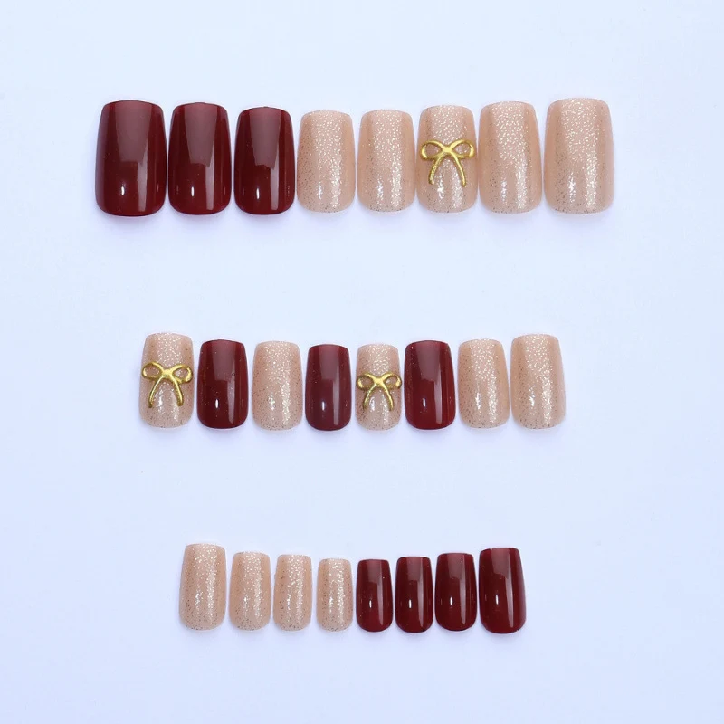 Dekoratives Press-On Nagelkunst-Set mit Glitzer und goldenen Akzenten