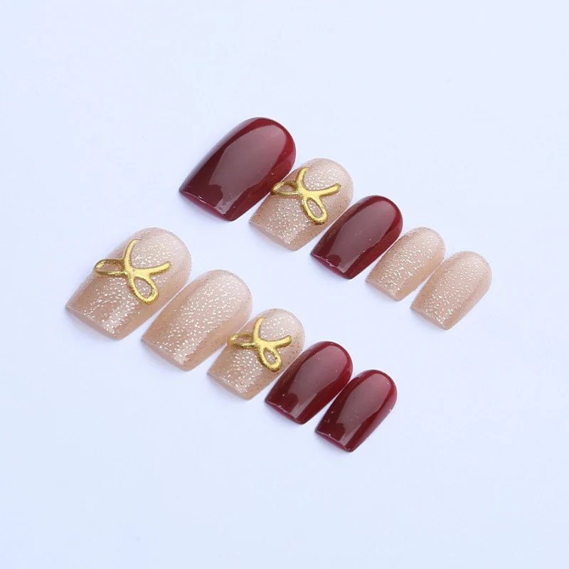 Dekoratives Press-On Nagelkunst-Set mit Glitzer und goldenen Akzenten