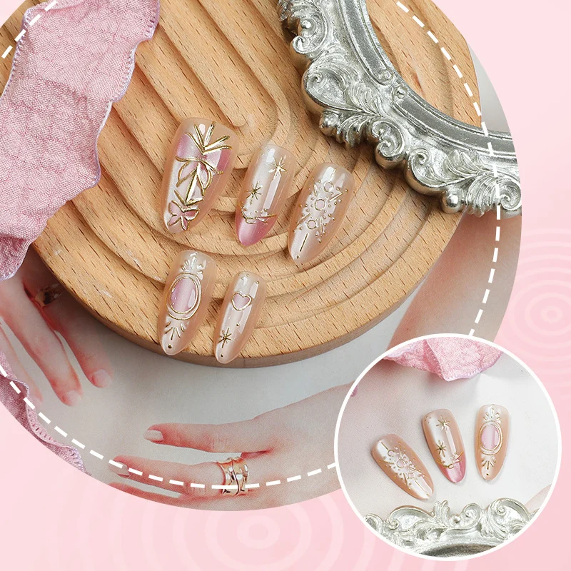 Dekoratives Press-On Nagelkunst-Set mit floralen und metallischen Akzenten