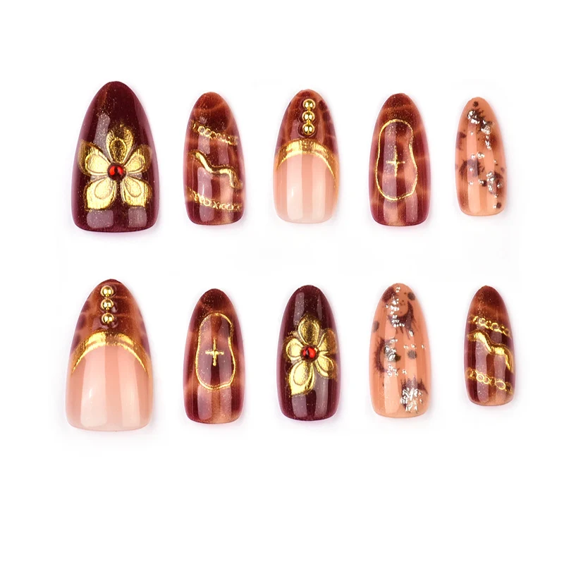 Dekoratives Press-On Nagelkunstset mit floralen und goldenen Akzenten