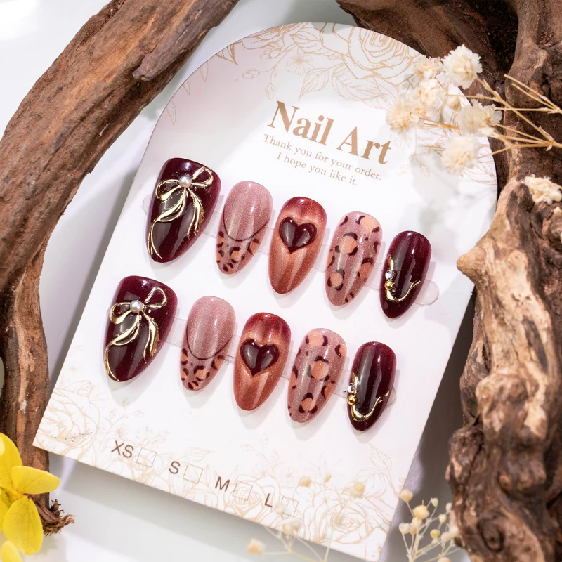 Dekorativer Press-On Nagelkunst Set mit Tierdruck und Herzakzenten