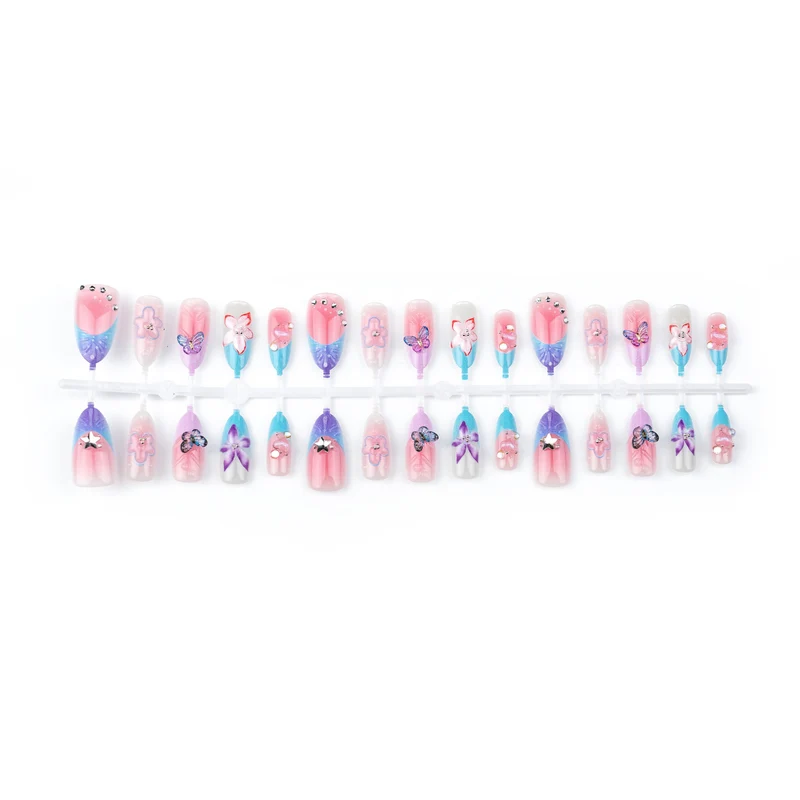 Dekoratives Press-On Nagelkunstset mit 3D-Designs