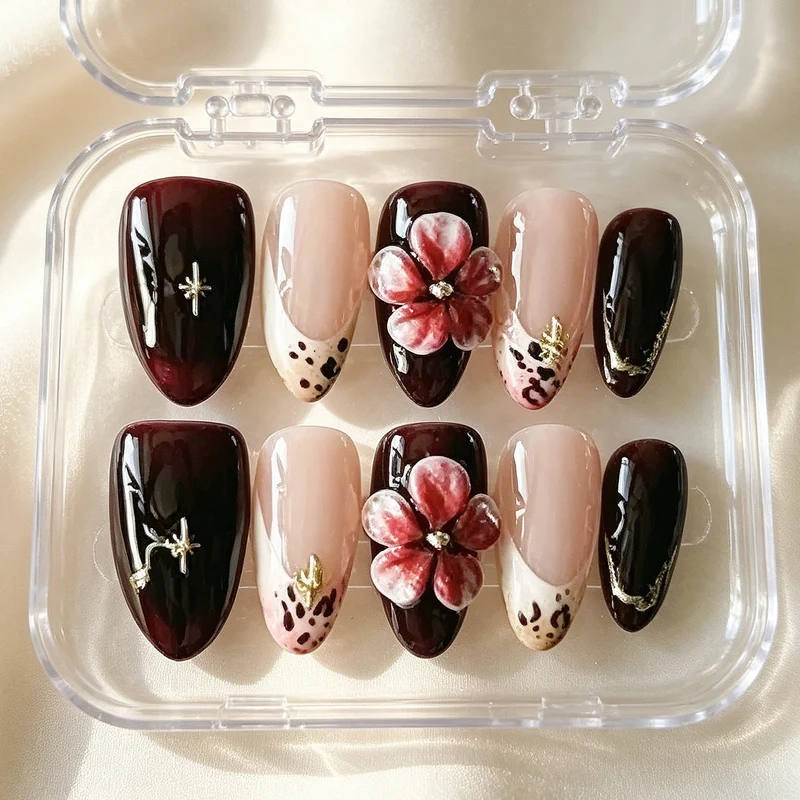 Kunstset für Aufklebenägel mit floralen und Leopardenakzenten