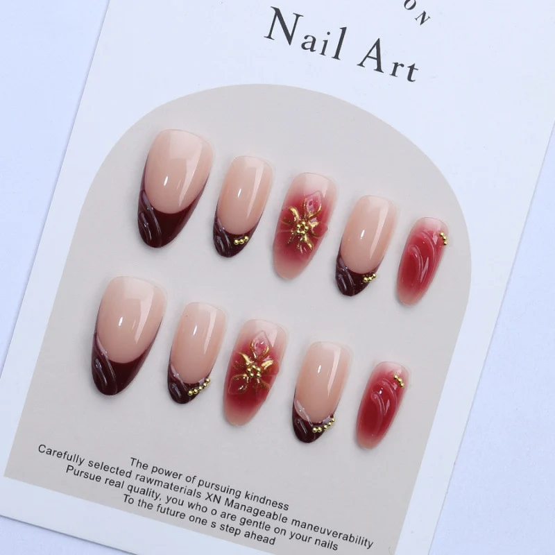 Künstlerisches Press-On-Nagelset mit elegantem floralen Design