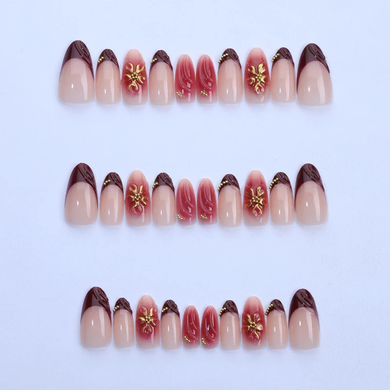 Künstlerisches Press-On-Nagelset mit elegantem floralen Design