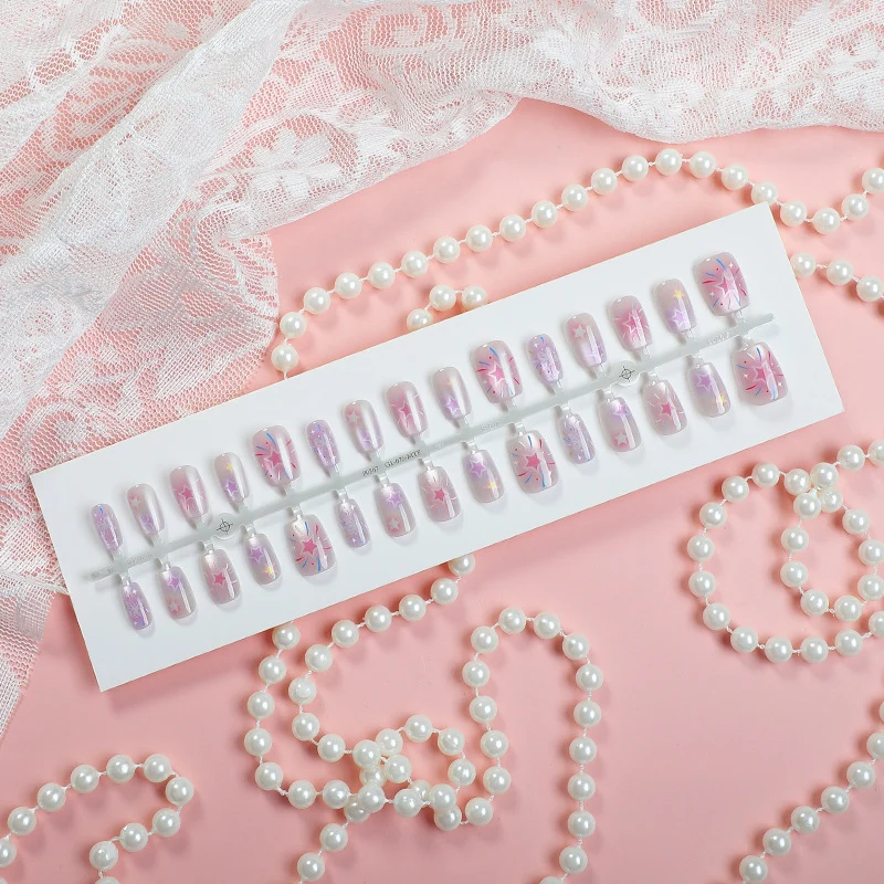 Künstlerisches Press-On-Nagelset mit himmlischen Designs