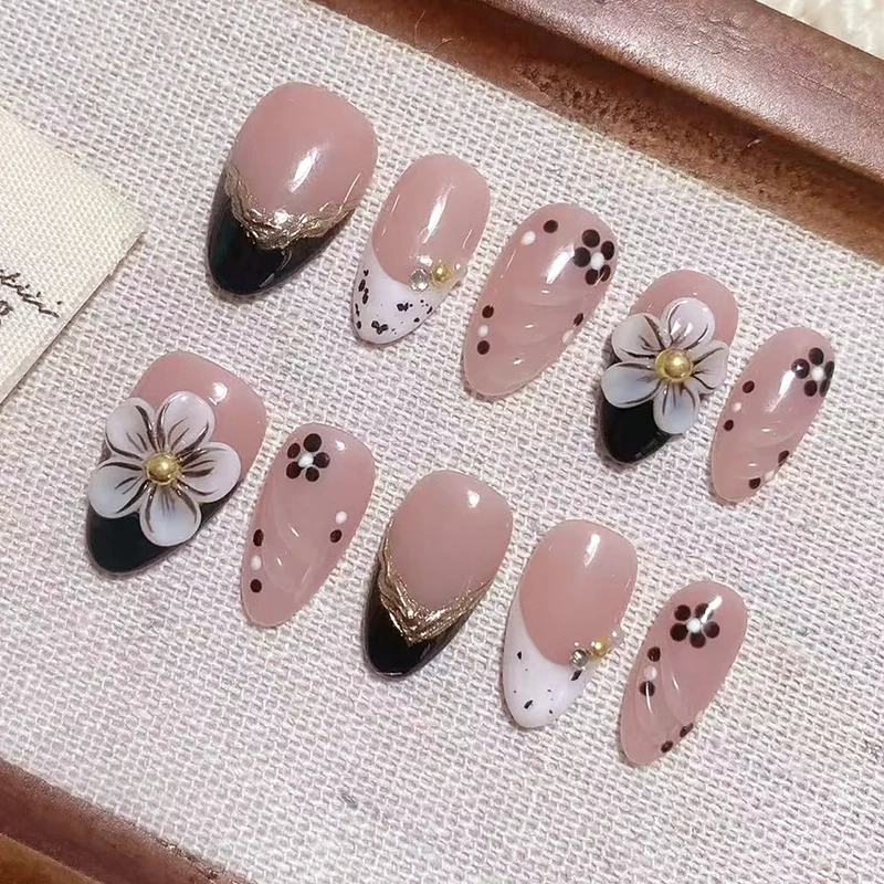 Künstlerisches Press-On-Nageldesign-Kit