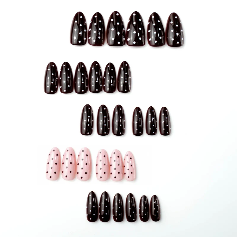 Künstlerisches Press-On Nagelkunst Set mit gepunktetem Design