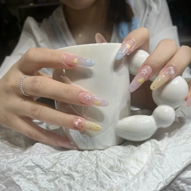 Künstlerisches Press-On Nagelkunst Set mit kreativen Mustern