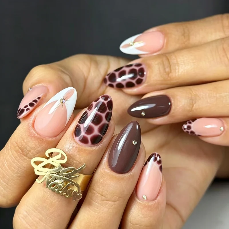 Künstlerisches Nagelkunstset mit Giraffendruck und glänzendem Finish