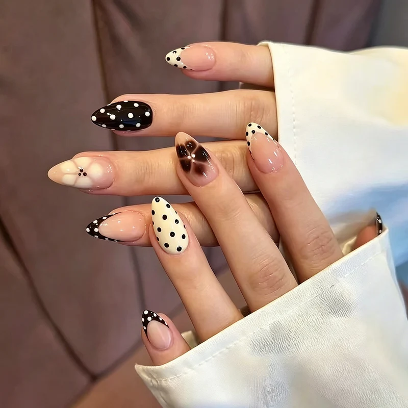 Künstlerisches manuelles Press-on-Nagelset