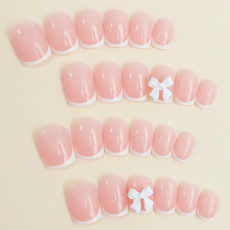 Künstlerisches Lange Press-On Nagelset mit abstraktem Design