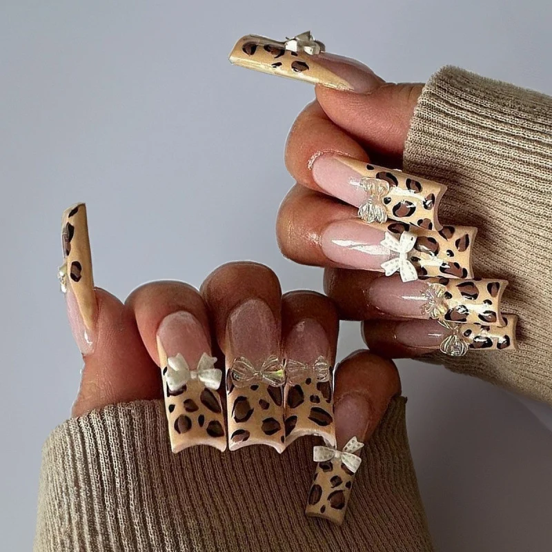 Künstlerisches Lange Press-On Nagelset mit abstraktem Design