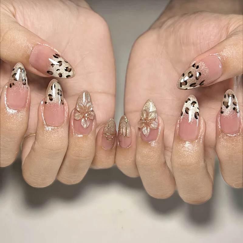Künstlerisches Leopardenmuster und Blumen Press-On Nagelset