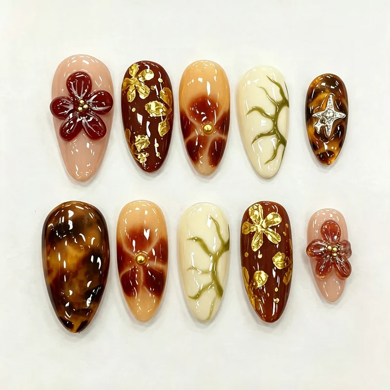 Künstlerisch floral verzierten Press-On Nägel