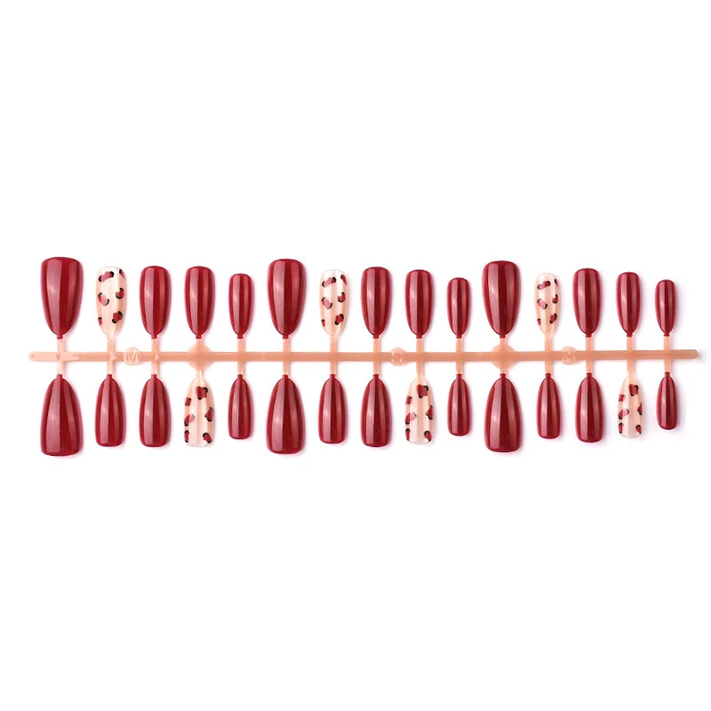 Künstlerisches Press-On-Nagelset mit Herzdesign