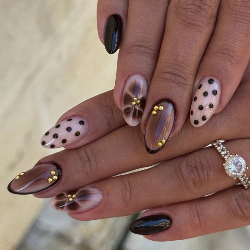 Künstlerisches Press-On-Nagelset mit geometrischen und gepunkteten Designs