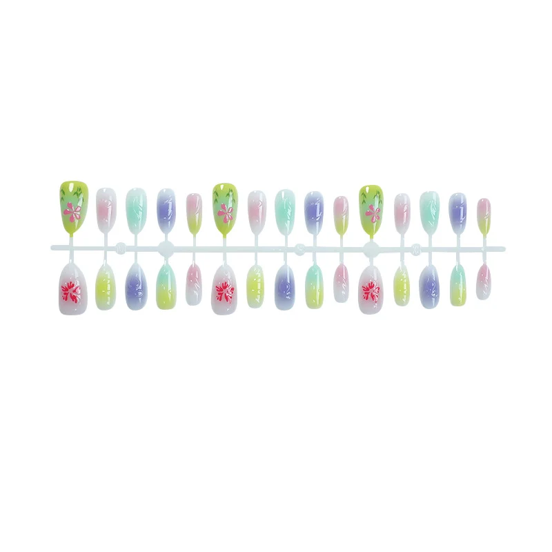 Künstlerisches Press-On Nail Set mit floralem Design