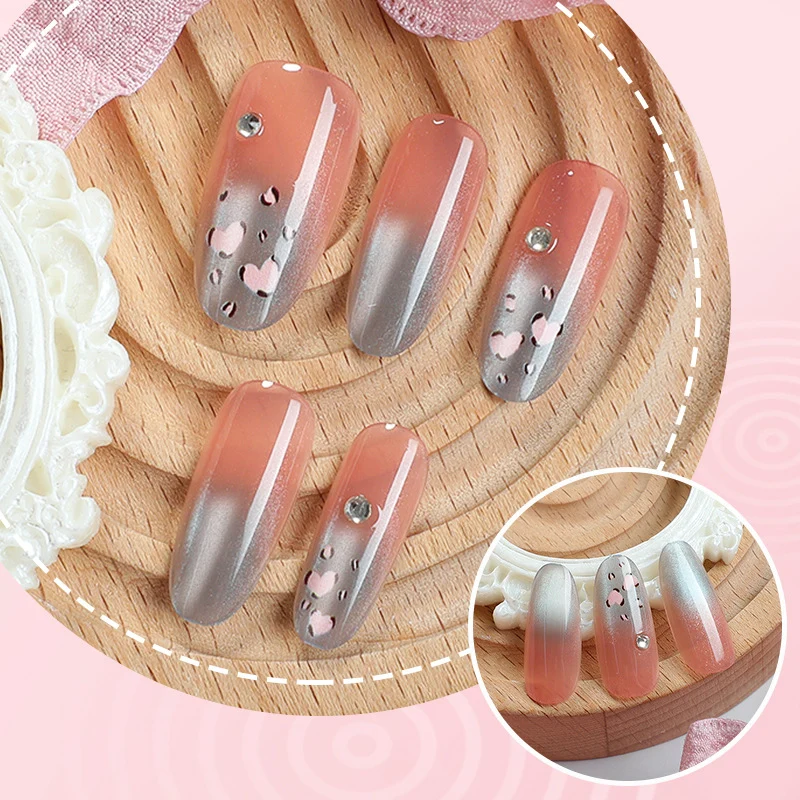 Künstlerisches Press-On-Nagelset mit floralem und silbernem Design