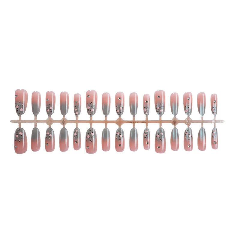Künstlerisches Press-On-Nagelset mit floralem und silbernem Design