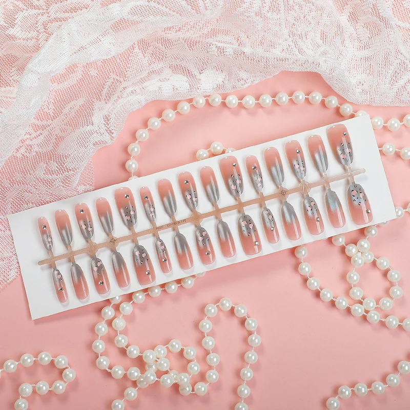 Künstlerisches Press-On-Nagelset mit floralem und silbernem Design
