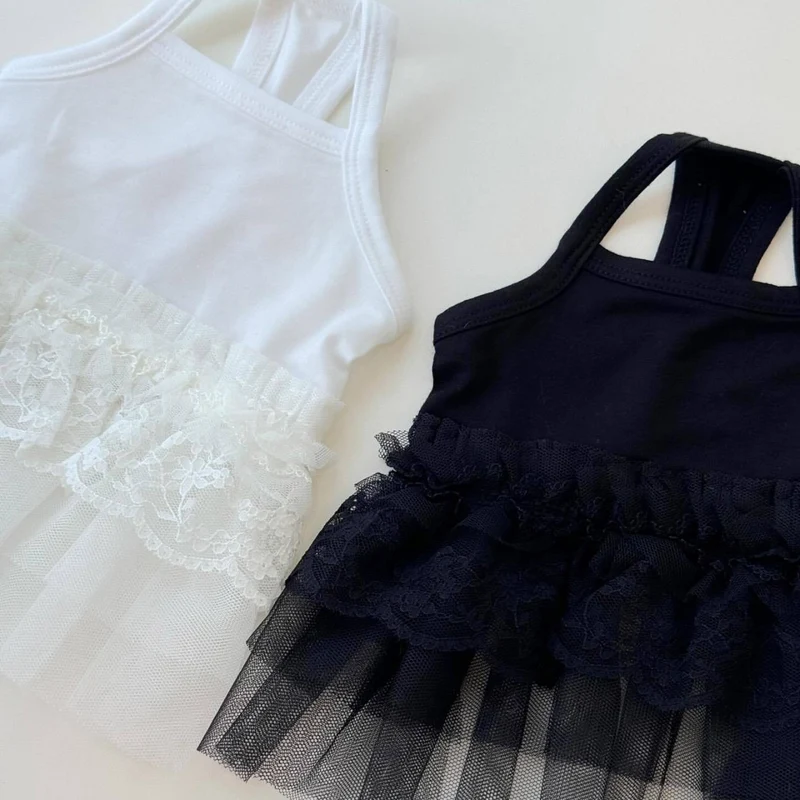 Säuglings-Tüllkleid mit Spitzenbesatz und Stufenärmelchen